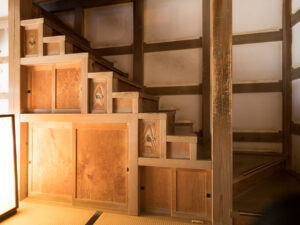 『働きもの』の玄関