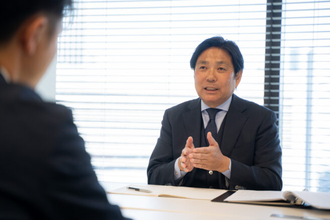 一瞬の流行に賭けるか、永続の価値を築くか～透明資産が育む「ブランドという資産」の本質５つの視点～